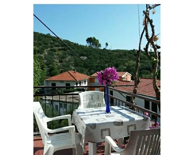 Ivona S Pogledom Na 아파트